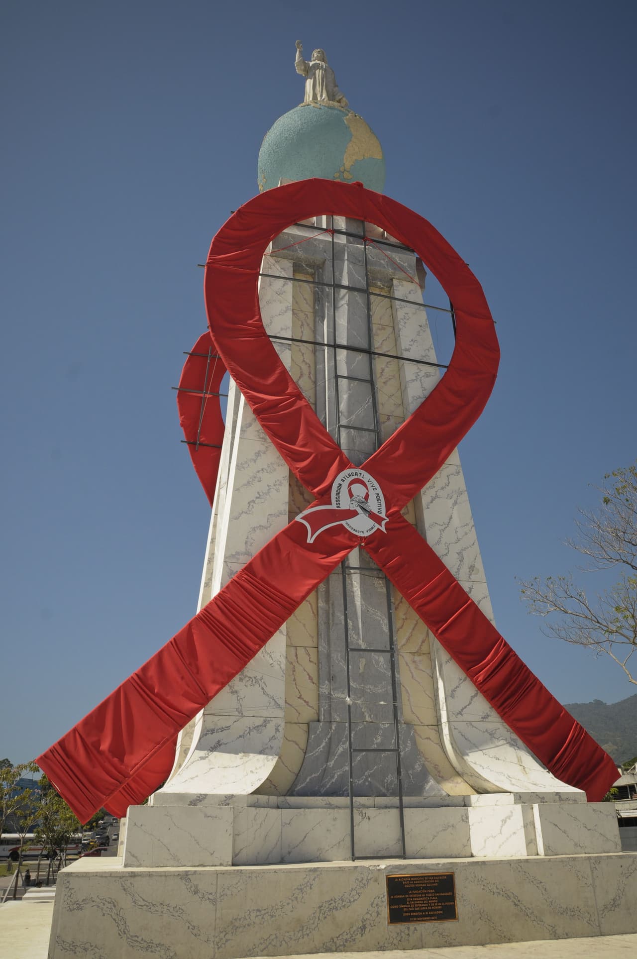 <b>El Salvador es la nación que trae buenas noticias a la región ya que reportó un 48% en la reducción de casos</b> de contagios de VIH. En la imagen se observa un símbolo de la lucha contra el sida en San Salvador.
<br>