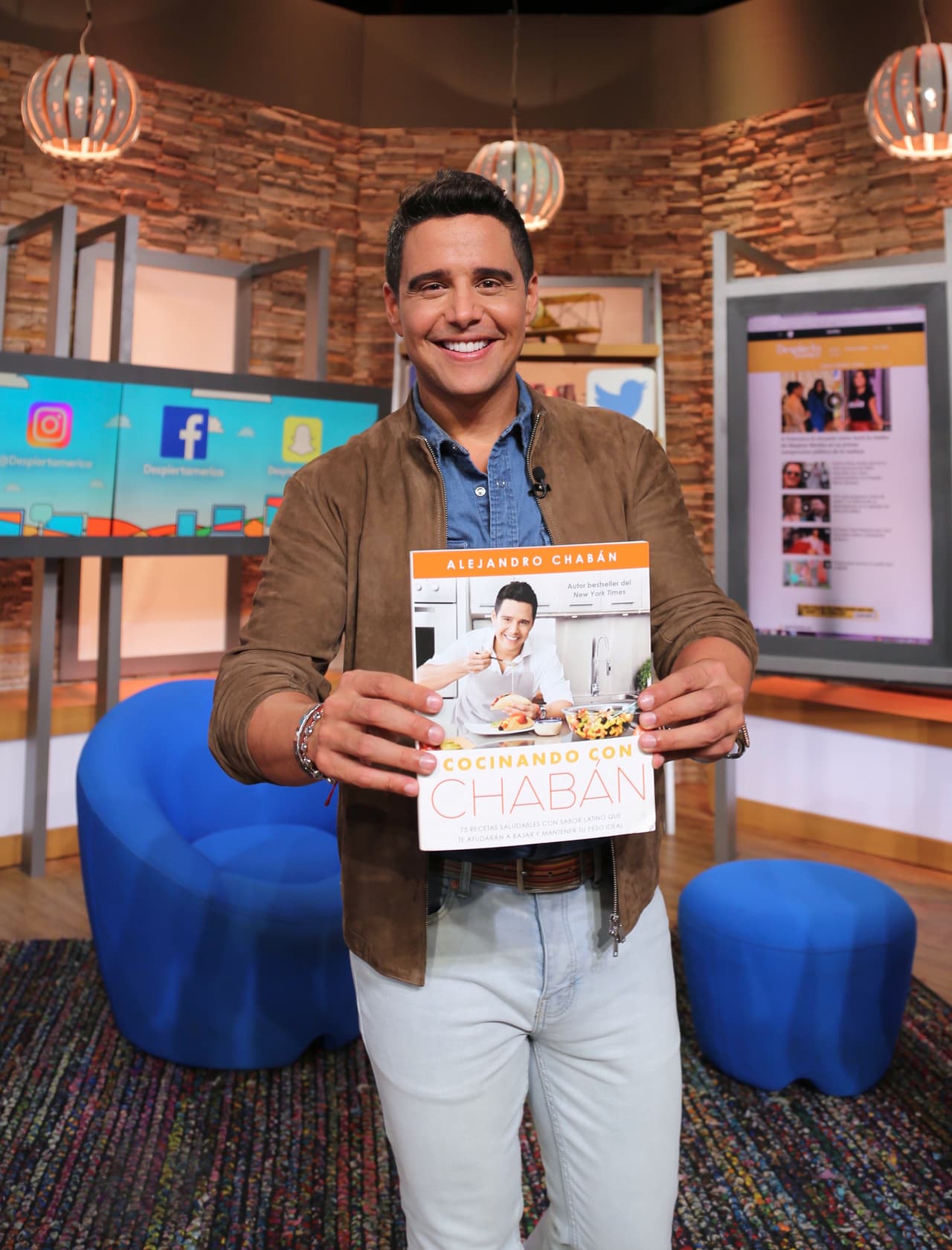 Alejandro sigue cosechando éxitos y en exclusiva para Despierta América este viernes presentó 'Cocinando con Chabán', su más reciente libro de recetas saludables.