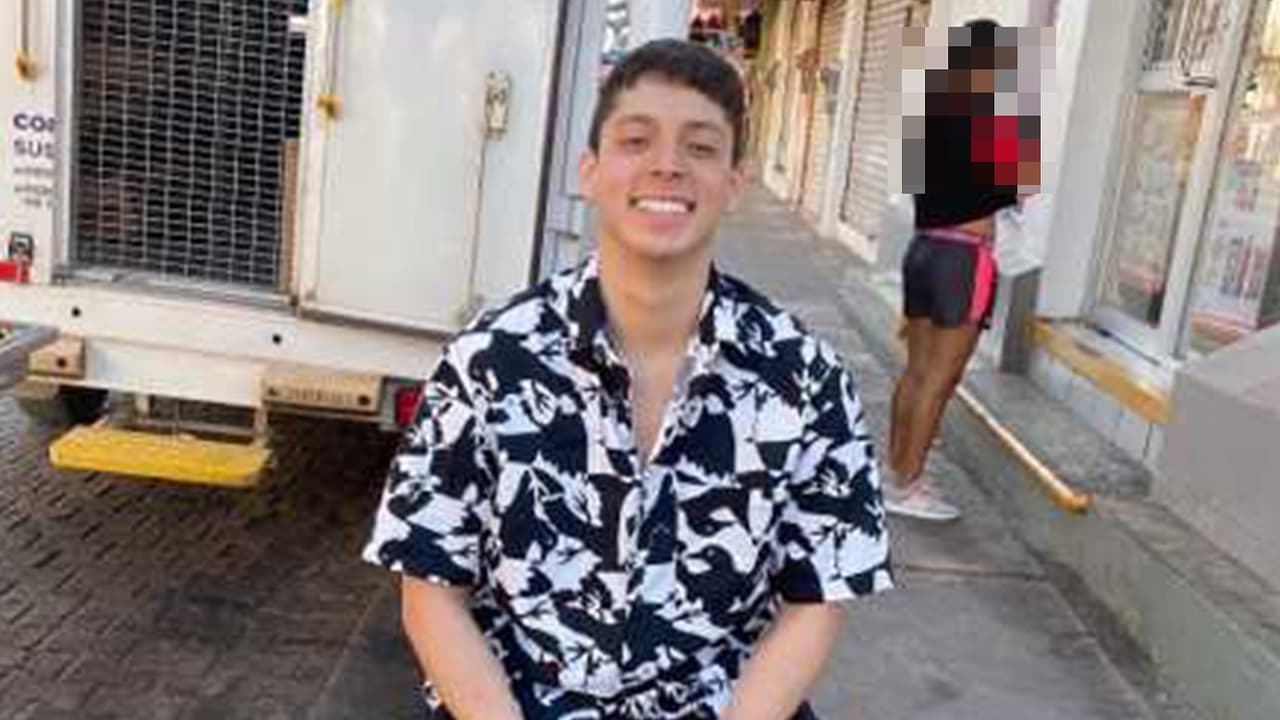 <b>Joven del Área de la Bahía desaparecido en México</b>
<br>
<br>En mayo,
<a href="https://www.univision.com/local/san-francisco-kdtv/juan-manuel-reyes-contreras-hayward-desaparecido-vacaciones-mexico">José Manuel Reyes Contreras</a>, de 19 años y residente de Hayward, llevaba casi un mes en Lagos de Moreno, Jalisco, visitando a su abuela enferma, cuando desapareció mientras iba a ver su hermana.
<br>
<br>La familia de José Manuel teme lo peor y no descarta la posibilidad de que haya sido secuestrado por el crimen organizado que opera en la región, aunque esa versión no ha sido confirmada por las autoridades de ningún país.