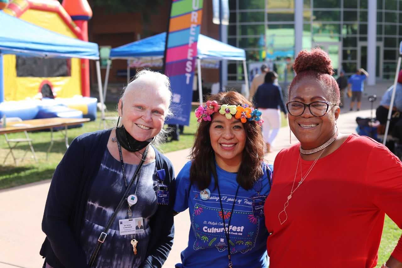 <h2 class="cms-H2-H2">St. Phillip’s College CultureFest and Rib Cookoff</h2>
<br>
<ul>
<li class="li1">Cuándo: 27 de abril</li>
</ul>
<ul>
<li class="li1">Hora: 10:00 a 16:00 horas</li>
</ul>
<ul>
<li class="li1">Dónde: St. Phillip’s College</li>
</ul>
<ul>
<li class="li1">Qué es: Usa el traje tradicional de tu cultura y vente a probar las mejores costillas de San Antonio.</li>
</ul>
<ul>
<li class="li1">Costo: Gratis</li>
</ul>