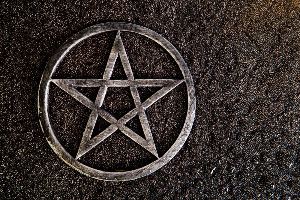 El pentagrama o tetragramaton ha sido muy utilizado por magos y hechiceros a través de los siglos, sobre todo en el ocultismo. Se trata de una estrella de cinco puntas encerrada en un círculo.