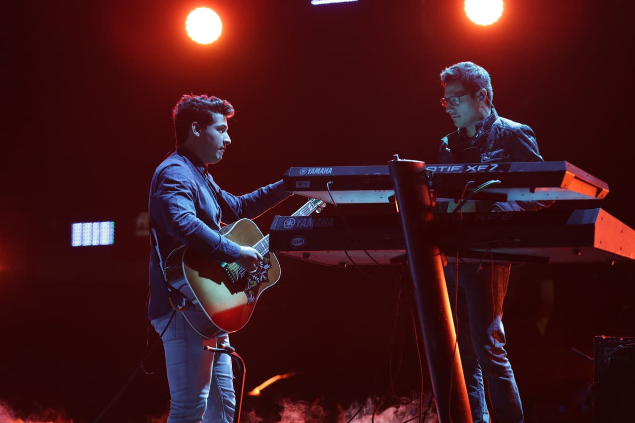 Julio Ramírez, izquierda, afinó su guitarra y procuró que todos estuvieran en la misma página.