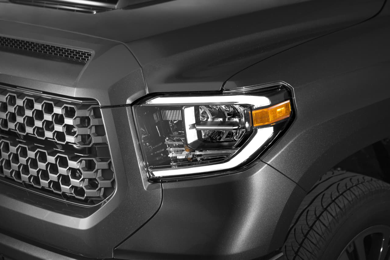 Entre los cambios cosméticos que beneficiarán a los modelos más equipados de la línea Toyota Tundra, incluyendo la versión TRD Sport, a partir de 2018 están estos faros LED con luces LED de manejo diurno y la nueva parrilla de maya metálica.