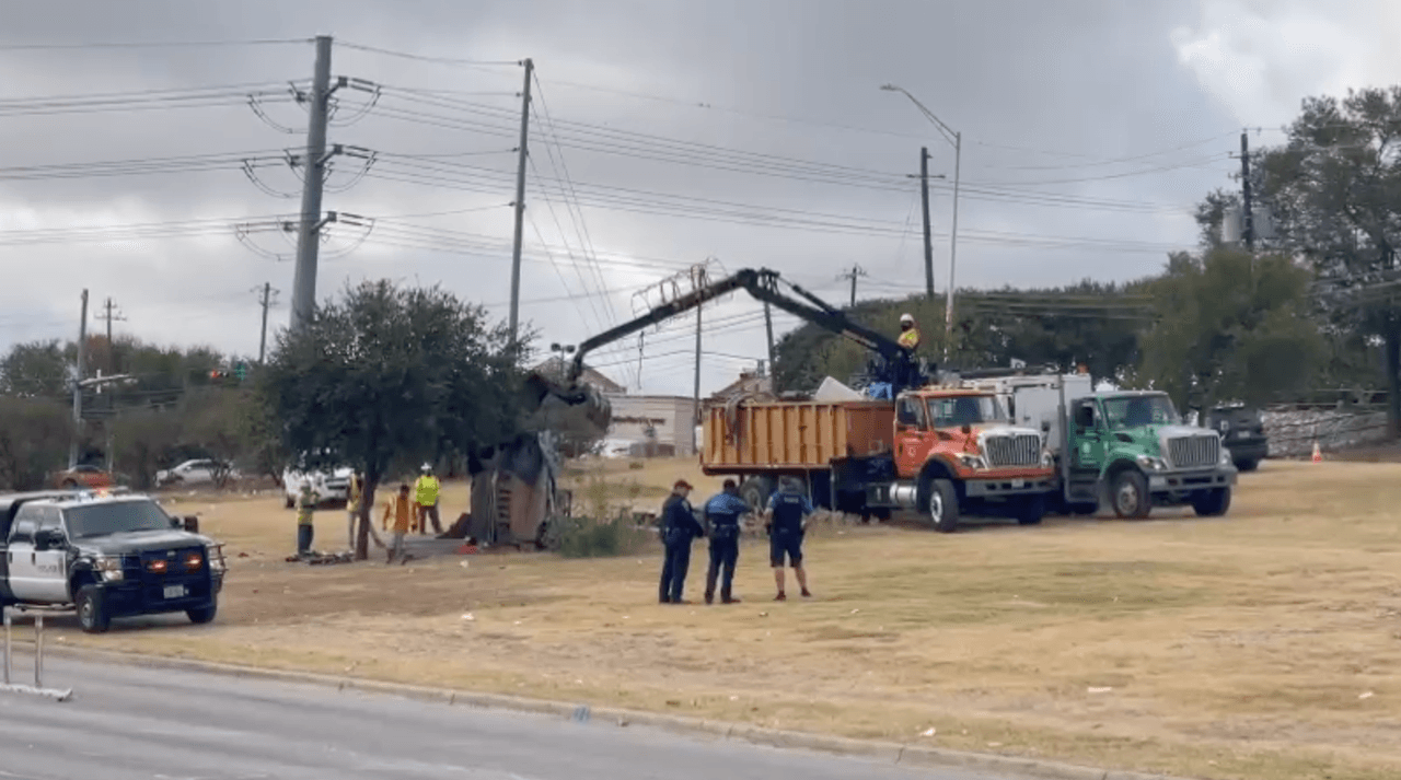 La ciudad de Austin se encuentra en la fase 4 de la prohibición de acampar. Esta medida
<a href="https://www.univision.com/local/austin-kakw/comienza-fase-3-de-la-prohibicion-de-acampar-en-austin-video">incluye arrestos para los indigentes que violen la prohibición. </a>