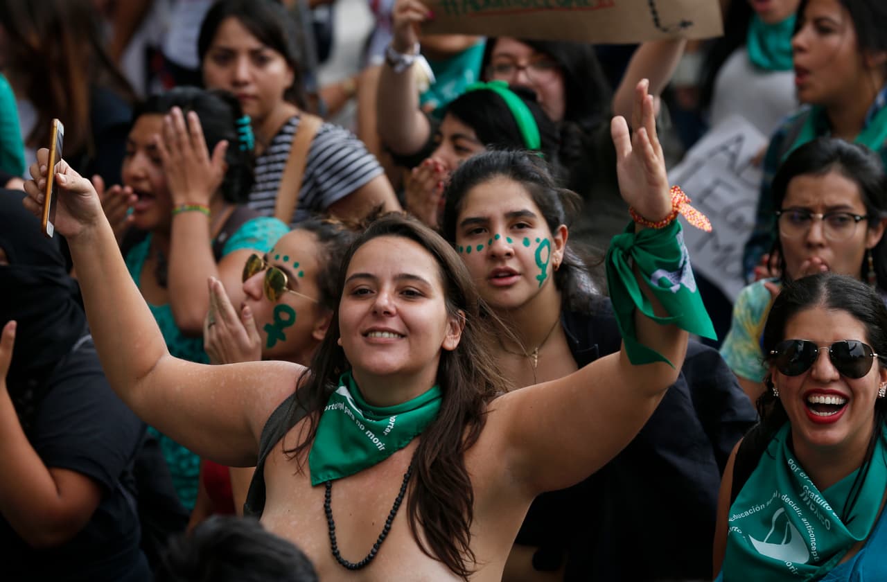 <b>México</b>. Puesto 76 en el ranking. El 39% de las mexicanas participa en el sistema financiero y el 41% del parlamento está ocupado por mujeres. 14% de las mexicanas han sufrido violencia doméstica,
<a href="https://giwps.georgetown.edu/country/mexico/">una de las estadísticas más bajas de la región</a>. El estudio también incluye los asesinatos a mujeres por parte del crimen organizado. México ocupa el primer lugar en America latina, con 1.1 muertes por cada 100,000 habitantes. El 46% de las mexicanas están empledas.
