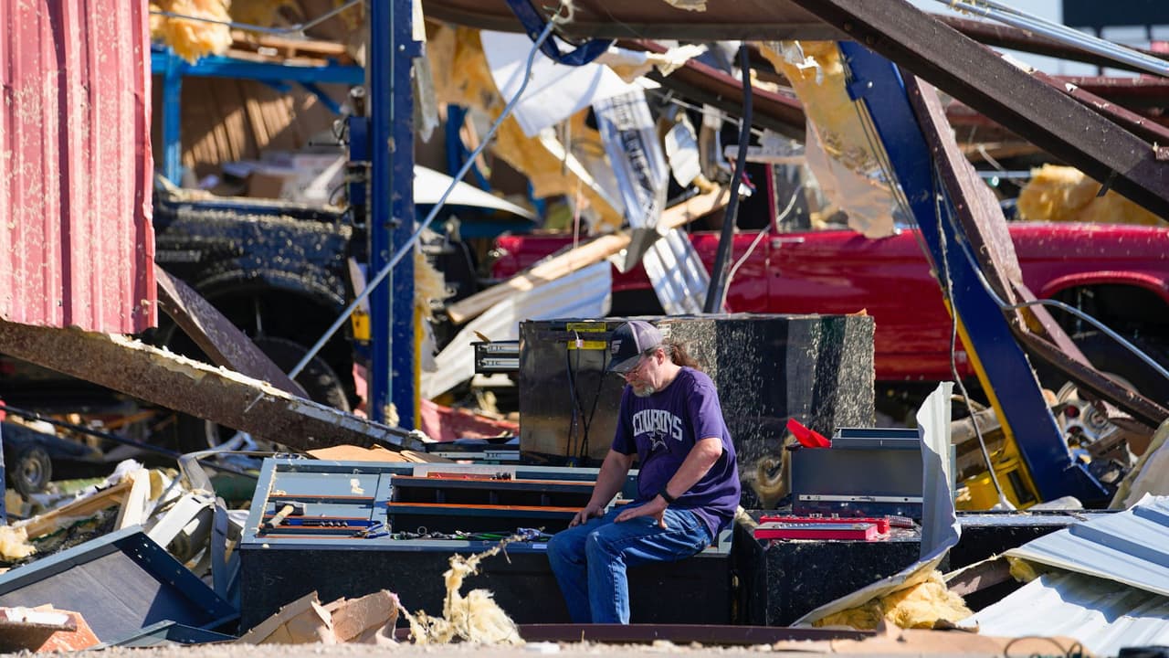 El panorama de destrucción se amplificó con
<b>la grave afectación de la estación de gasolina y parada de camiones Shell en Lone Oak Road</b>, donde se reportaron personas atrapadas tras el paso de la tormenta. Según Sappington,
<b>entre 60 y 80 personas buscaban refugio en el establecimiento, buscando protección en el estacionamiento o los baños del interior</b>.