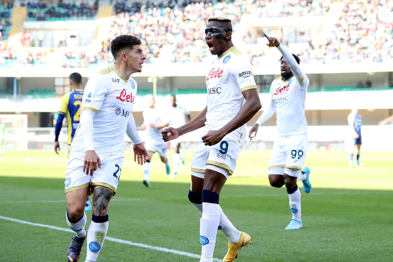 En un duelo donde el mexicano 'Chucky' Lozano jugó 63 minutos y tuvo un papel discreto, el nigeriano Victor Osimhen marcó los dos goles del Napoli, que valieron el triunfo ante Hellas Verona.