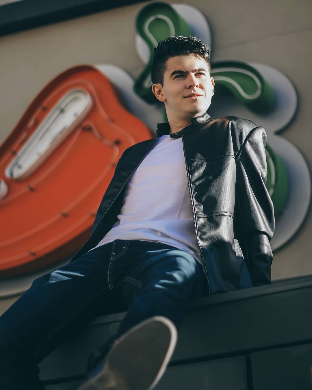 En su cuenta de Instagram, donde cuenta con casi 60 mil seguidores, apuntó que además de dedicarse a la actuación y a la música, es un activista social y coordinador de la dependencia de juventud en Benito Juárez, México.