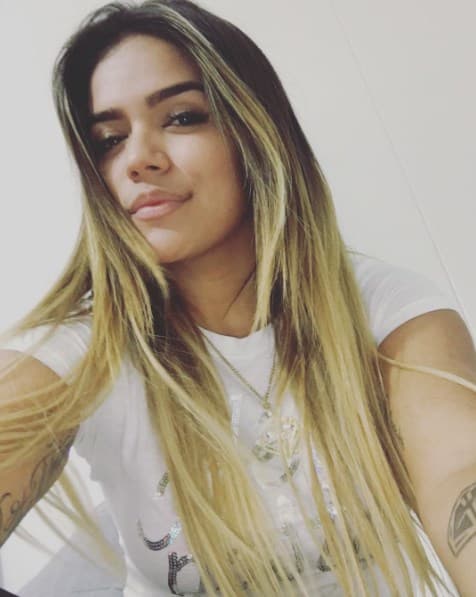 Dale vida a tu peinado. Para no renunciar al volumen y movimiento de tu cabello, puedes jugar con el alisado y un corte en capas.