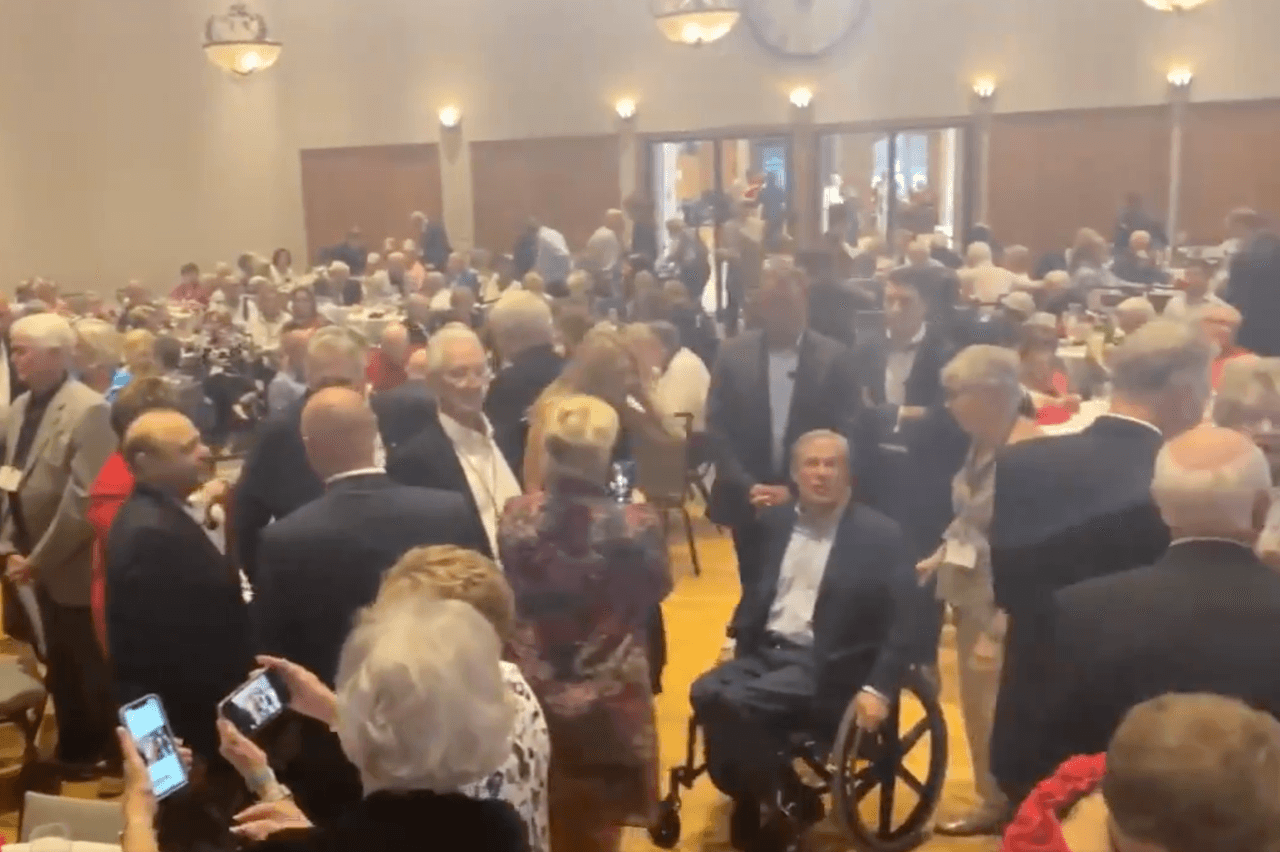 Gobernador de Texas da positivo por covid-19 y se mantendrá aislado