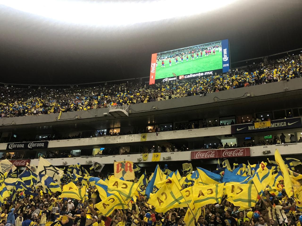 América y Chivas se han enfrentado 61 ocasiones en torneos cortos, de los cuáles, 32 de ellos se han efectuado en la cancha del estadio Azteca.}