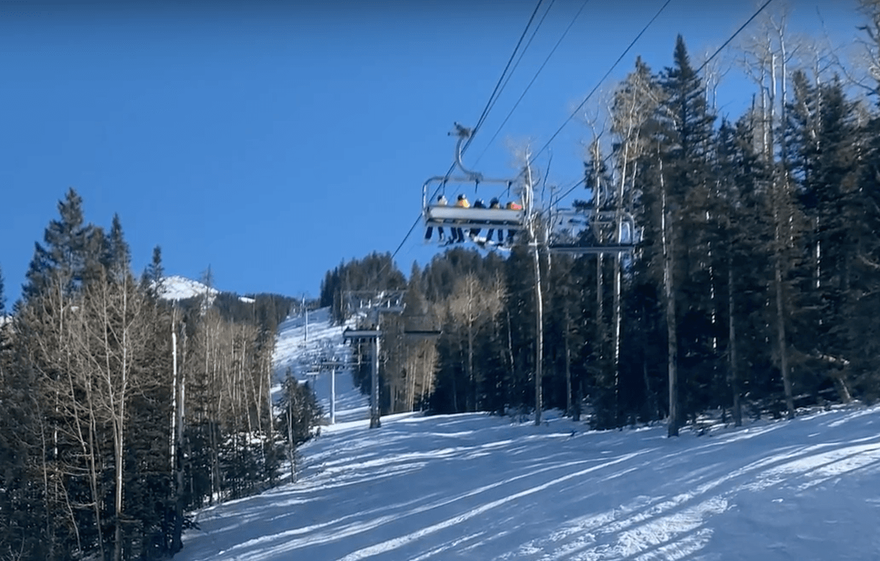 En la página web de
<b><a href="http://www.arizonasnowbowl.com/">Arizona Snowbowl</a></b> encontrarás toda la información que necesitas sobre los diferentes planes para entrar y esquiar, renta de equipos y hasta hospedaje.
<br>