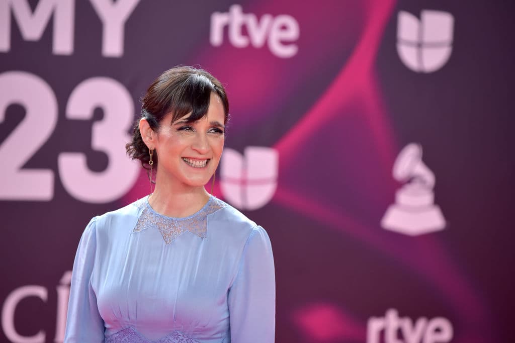 Julieta Venegas a su paso por la alfombra roja de los Latin GRAMMYs.