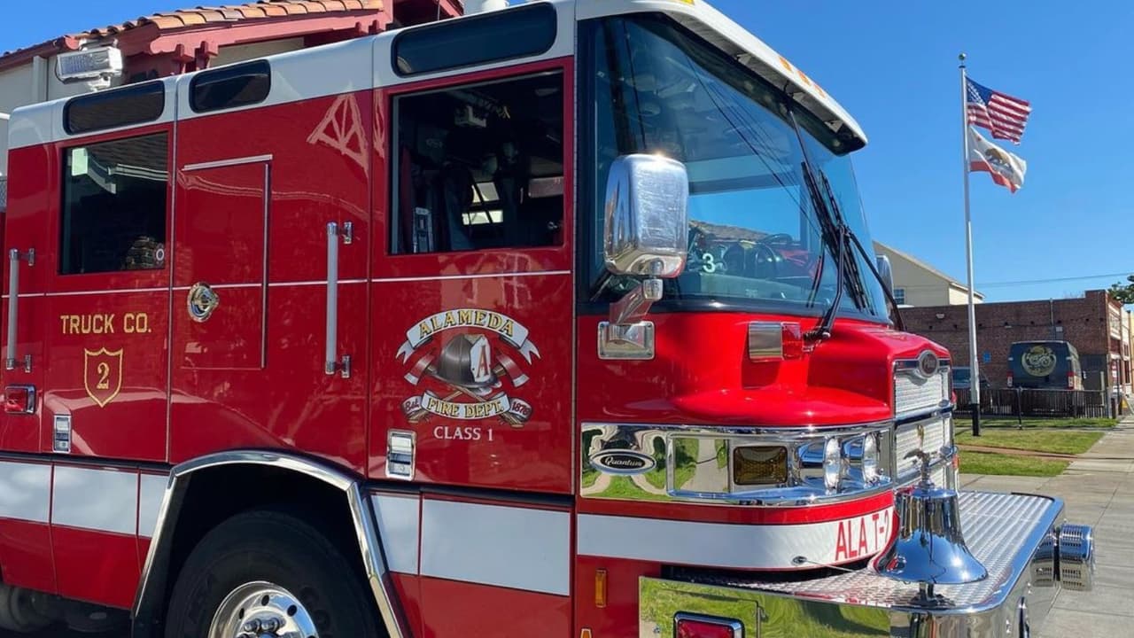 Bomberos de Alameda investigan una serie de incendios; la policía busca una persona de interés