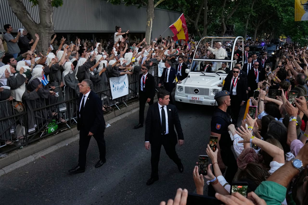 El papa León XIV llega en el papamóvil a la Plaza de Lima en Madrid