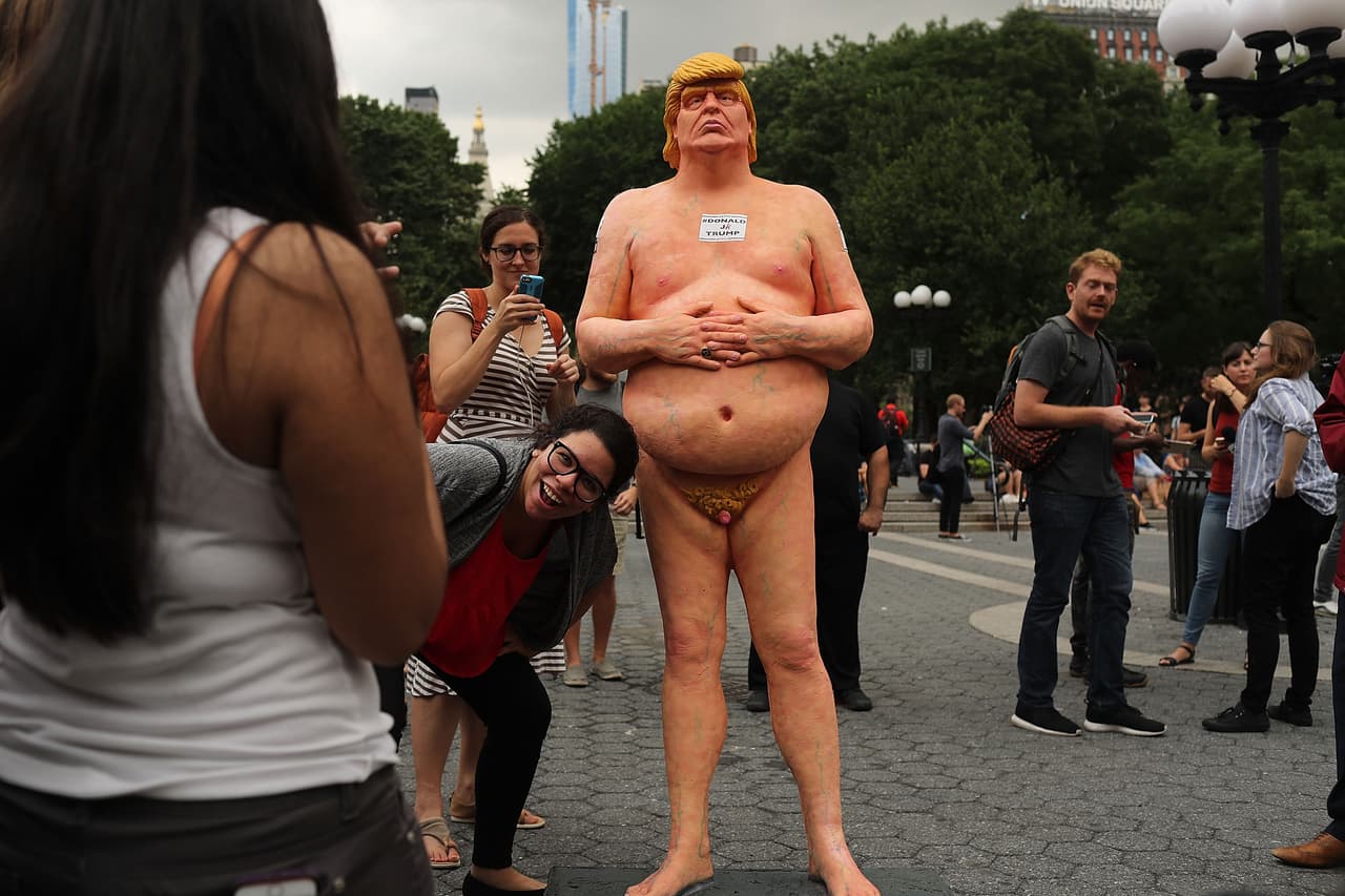 Estatuas de tamaño natural del candidato presidencial republicano
<a href="http://www.univision.com/personas-donald-trump" target="_blank"><b>Donald Trump</b></a> aparecieron este jueves en varias ciudades de EEUU. Las obras fueron erigidas, según varios medios, por el colectivo anarquista llamado
<b><a href="https://www.instagram.com/indeclineofficial/" target="_blank">Indecline</a>. </b>La figura del magnate ubicada en
<b><i>Union Square Park</i> de Nueva York. </b>