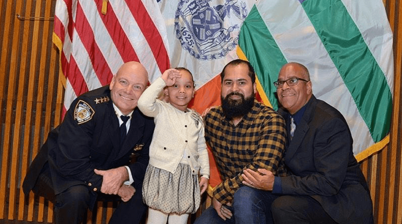 Policía honra a niña de 5 años rescatada de los rieles del tren en el Bronx