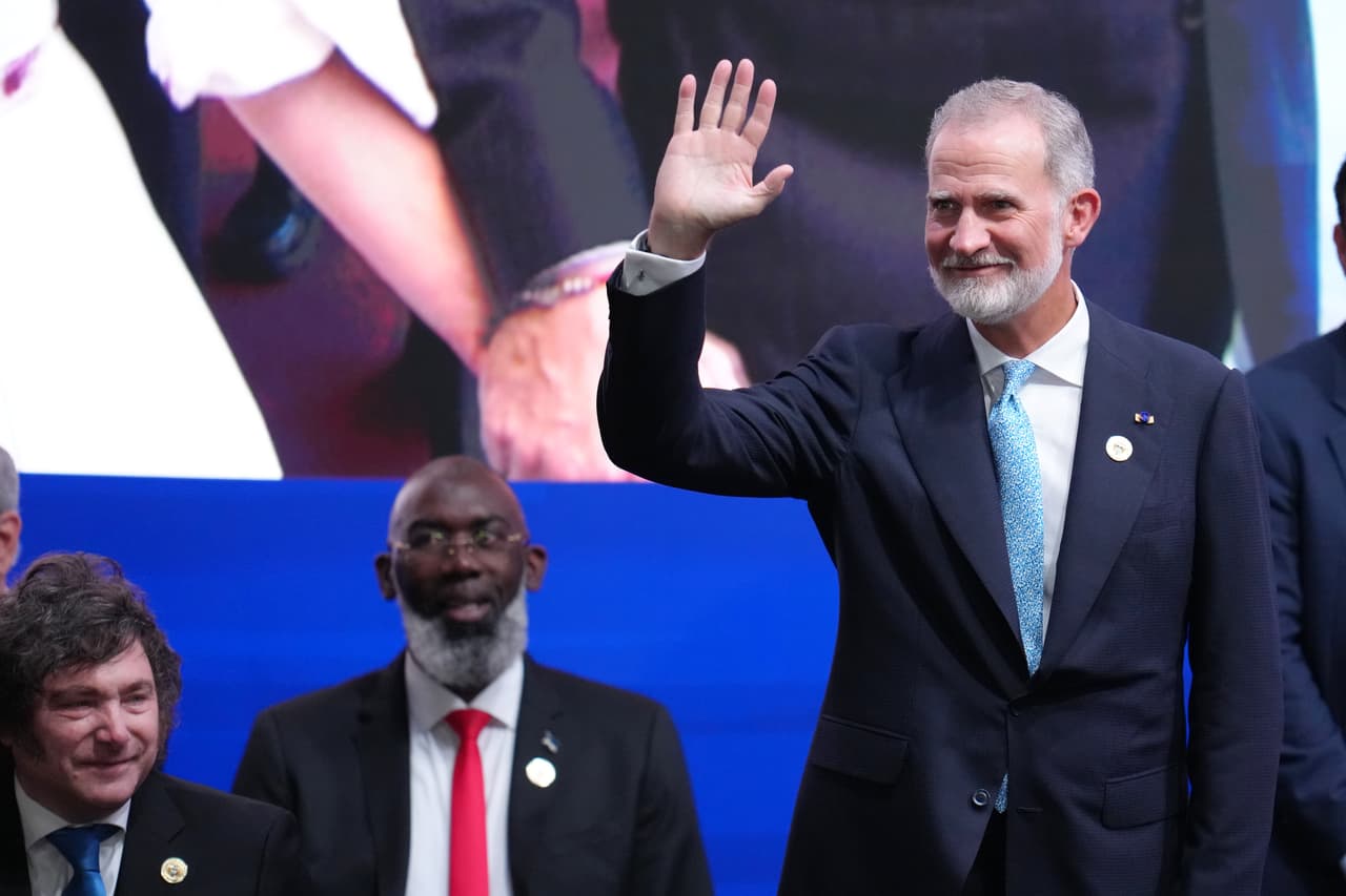 El rey Felipe VI de España saluda durante la toma de posesión del presidente de Colombia, Abelardo de la Espriella, en Cali, Colombia, el viernes 7 de agosto de 2026. (Foto AP/Matias Delacroix)