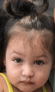 Scarlet Lira. Tiene ojos negros y vestía un vestido rosado la última vez que fue vista.