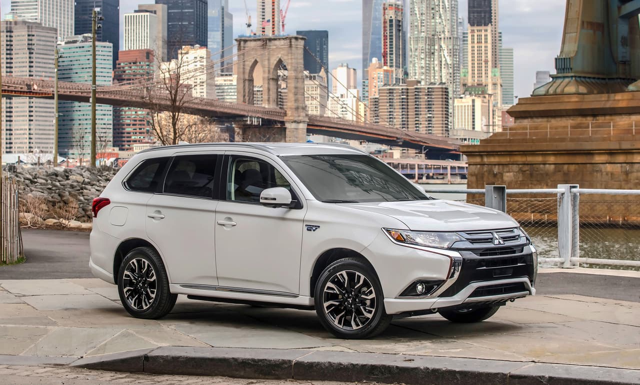 El Mitsubishi Outlander PHEV (vehículo eléctrico híbrido de conexión), acaba de ingresar al club de las 100,000 unidades vendidas colocándose así en el cuarto escalafón de este listado. Estas ventas se deben al desempeño del híbrido enchufable en Europa y Japón. El Mitsubishi Outlander PHEV lleguará a los Estados Unidos a fines del próximo verano