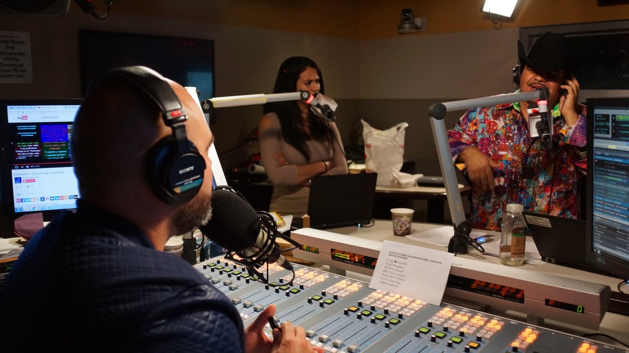 Chuy Lizarraga estreno su canción 'Casada o no' al lado de 'El Bueno, La Mala y El Feo'.