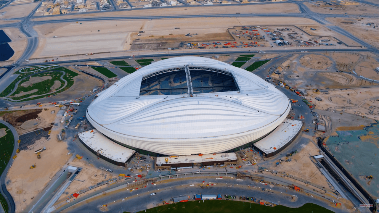 Este estadio, a pocos minutos del Aeropuerto Interacional de Doha, es el primero en quedar listo en esta Copa del Mundo al margen del Khalifa International Stadium y Al Rayyan Stadium, los cuales serán remodelados.