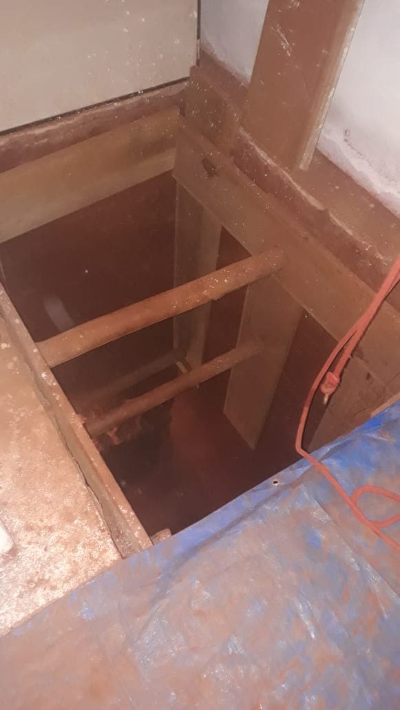 En 2005, una operación similar se convirtió en
<b><a href="https://www.univision.com/noticias/noticias-de-latinoamerica/el-mayor-robo-brasileno-ya-tiene-pistas" target="_blank">el robo más grande de la historia de Brasil</a></b>
<a href="https://www.univision.com/noticias/noticias-de-latinoamerica/el-mayor-robo-brasileno-ya-tiene-pistas" target="_blank">,</a> cuando un grupo de unos
<b>10 hombres cavó a lo largo de tres meses un túnel de 80 metros de largo y de 70 centímetros de alto</b> desde una casa que alquilaron cerca de un banco en la ciudad de Fortaleza, al noreste de Sao Paulo. En aquella ocasión los ladrones se llevaron
<b>150 millones de reales brasileños, unos 65.2 millones de dólares</b>.