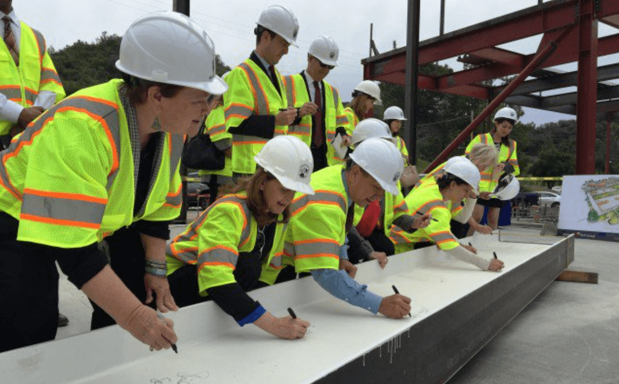 Ayuntamiento de Los Ángeles contratará a 5,000 en tres años