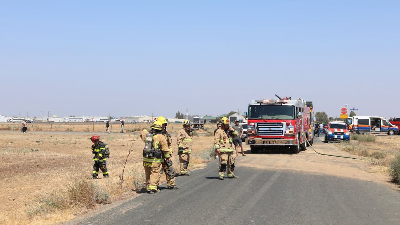 Al lugar acudieron autoridades de Porterville y el equipo bomberos, quienes aseguraron la zona para evitar un accidente mayor.