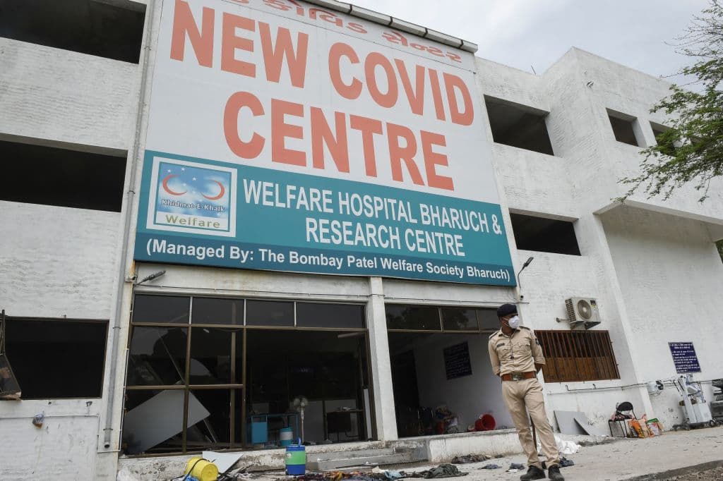 El pasado 23 de abril, 13 pacientes enfermos con covid-19 murieron en un incendio en las afueras de Bombay. Días después, fallecieron 22 personas en otro incendio en el Estado de Maharashtra, informó la AFP.