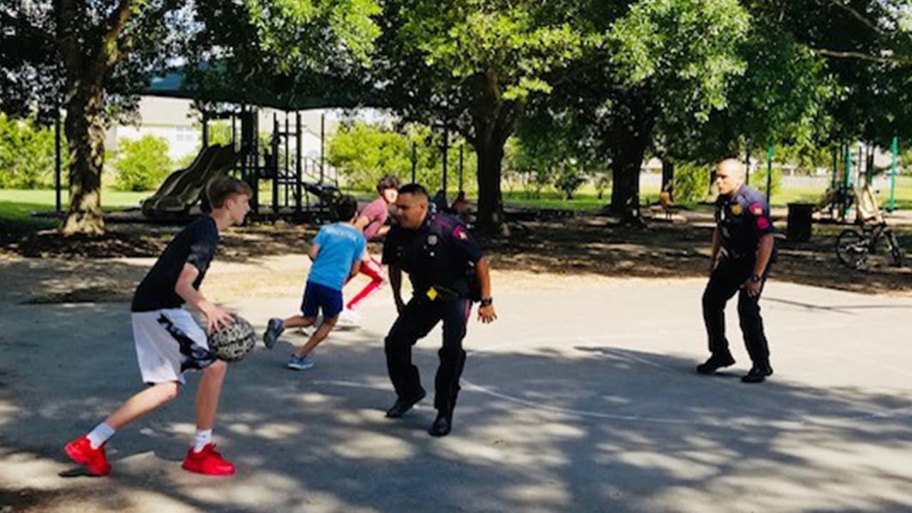 Los oficiales del precinto 4 vencieron a los adolescentes con marcador de 15 contra 14.