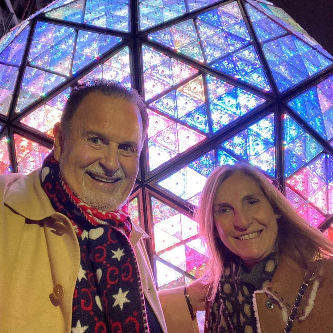 "Me encantan las maletas. Tengo muchas maletas y siempre compró las últimas que salen", dijo el conductor, quien posa aquí con Mily y la tradicional esfera que cada 31 de diciembre se llena con los deseos de miles de personas en Nueva York.