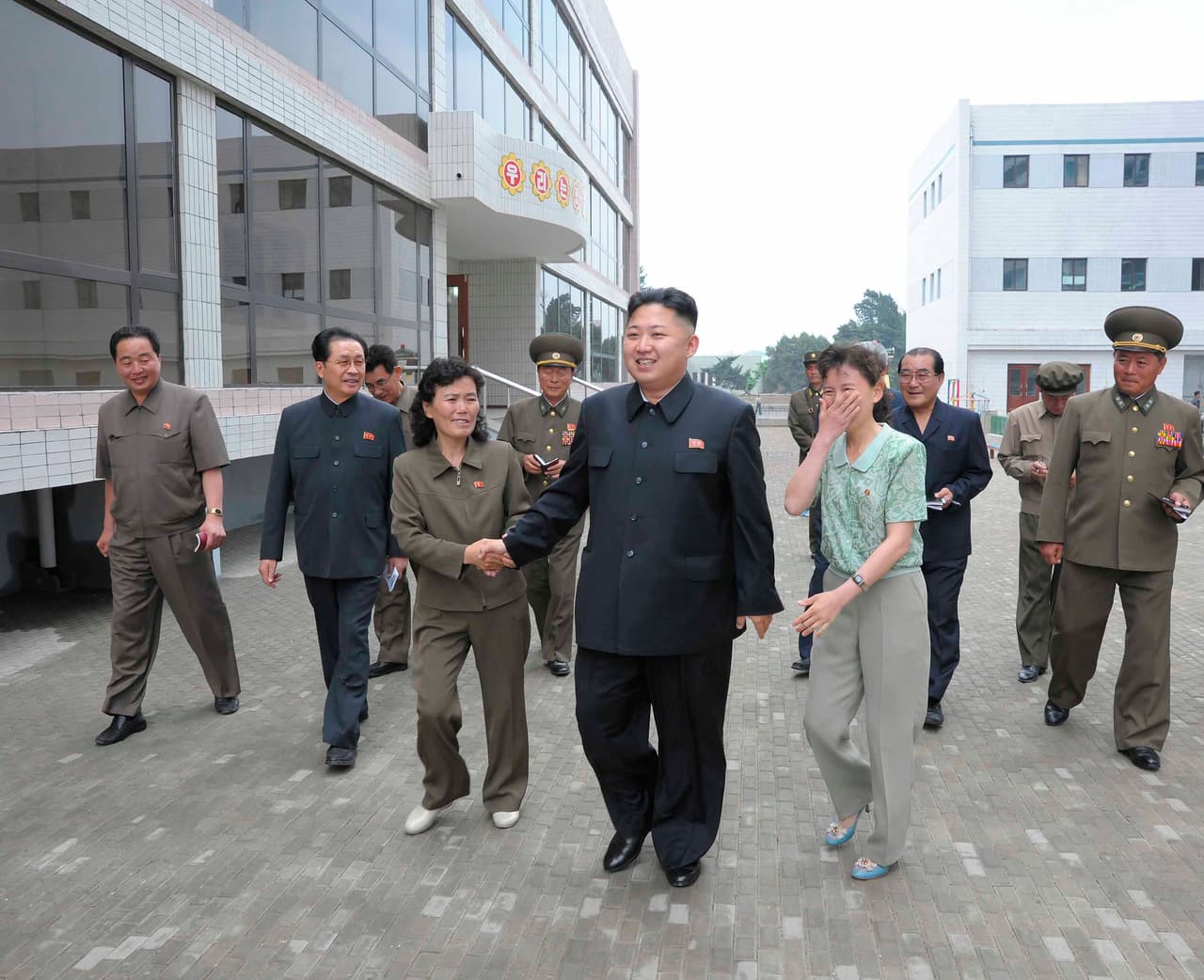 Maestras de una escuela primaria norcoreana muestran su emoción al acercarse y tocar a su líder. 31 de mayo de 2012.