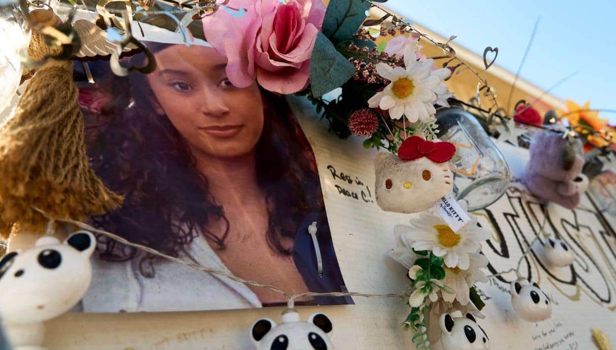 Un memorial improvisado en honor a Celeste Rivas Hernandez, cuyo cuerpo fue encontrado dentro de un vehículo propiedad del cantante D4vd, se exhibe afuera de su casa en Lake Elsinore, California, el 21 de abril de 2026.