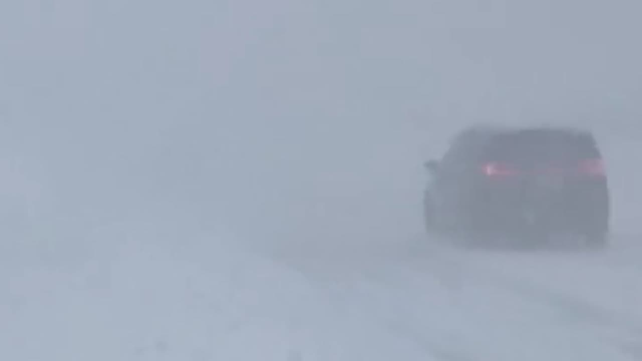 Hacia la tarde, CHP cerró la I-80 a la altura de la línea estatal con Nevada, a la altura de Colfax, en donde se implementaron varios desvíos para los autos y camiones que circularon por esta zona.