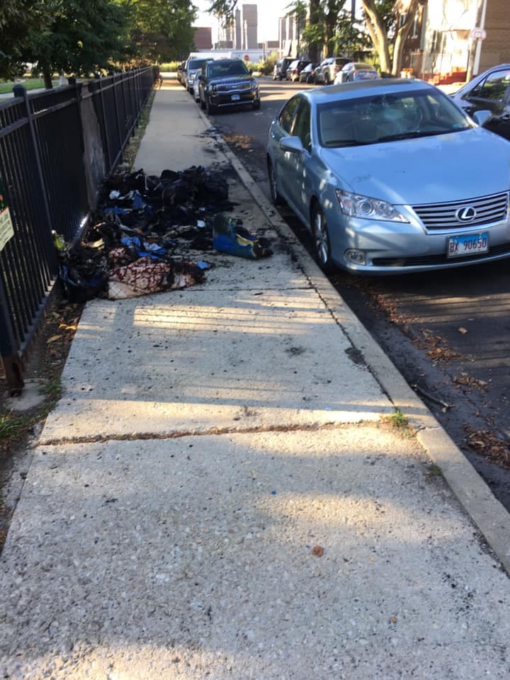 Las pertenencias de un habitante de calle muy reconocido por los residentes del área del Parque Dvorak fueron quemadas sin que hasta el momento se haya establecido el motivo. Un vehículo que estaba estacionado justo al lado del lugar donde se originó el incendio también resultó afectado por las llamas.