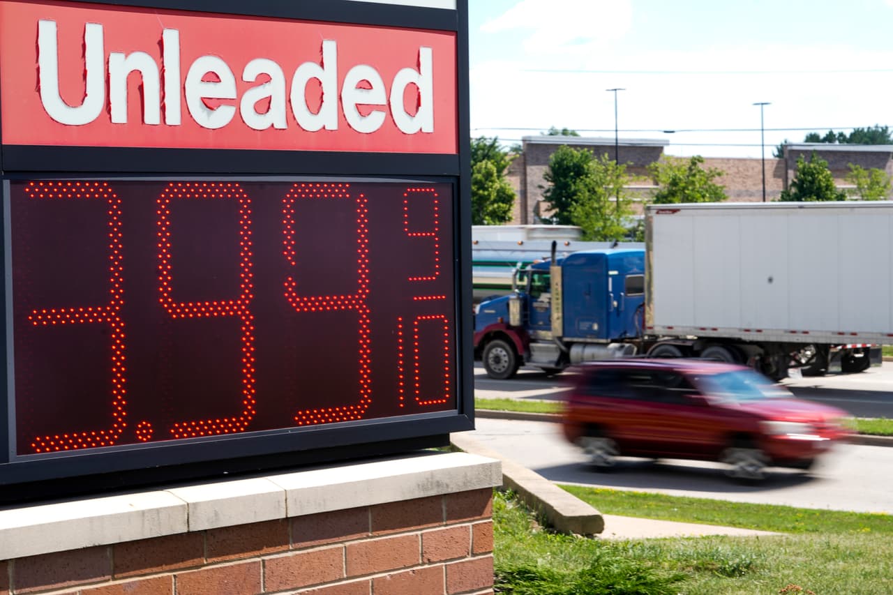 🔴
<b>Precios de la gasolina: -7.7% en julio frente a junio</b>
<br>
<br>El mes pasado el acelerado avance de los precios dio algo de alivio. Esto especialmente por un descenso de los precios de la gasolina. Pero en general, la inflación en el país sigue muy cerca del máximo de cuatro décadas alcanzado en junio.