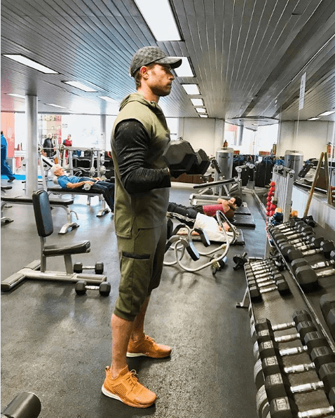 “Ya les dije que no (son implantes),
<b>es la rutina de Sebastián Rulli</b> (foto), gracias compadre”, dijo sonriente el actor de 41 años al programa mexicano.
<br>