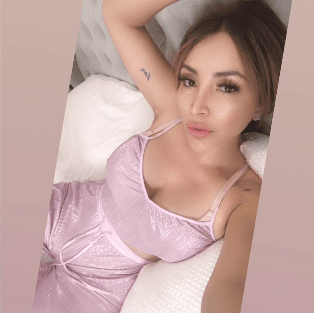 La locutora dejó ver que duerme “con pijama, con pijama”.