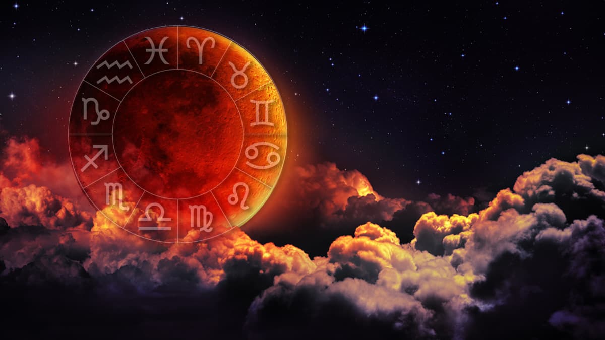 Cuando hay luna llena o sea plenilunio y hay una perfecta alineación entre el Sol, la Tierra y la Luna, tenemos un eclipse de luna. O sea, la Luna está recibiendo ese cono de sombra que el Sol le está dando a la Tierra. La Tierra interpuesta entre el Sol y la Luna.
<br>