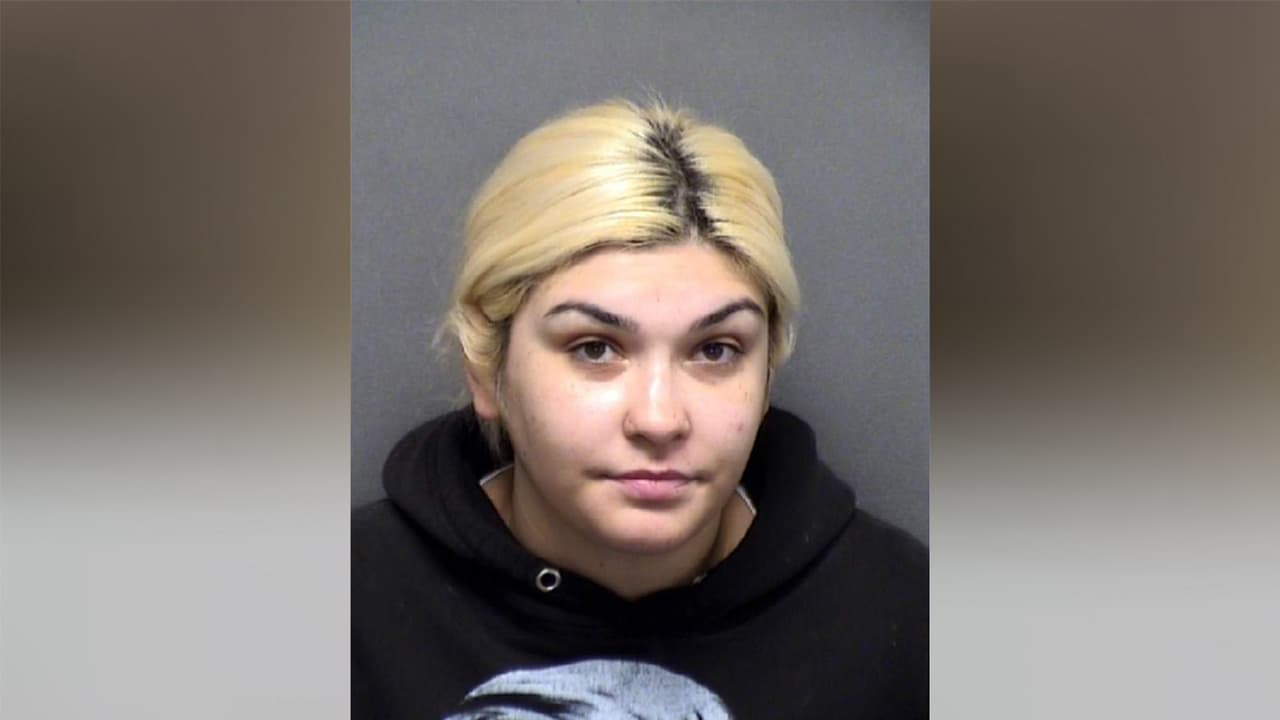 Arrestan a una mujer que amenazó con tirar a su hijo de unos 3 años desde el balcón de un edificio