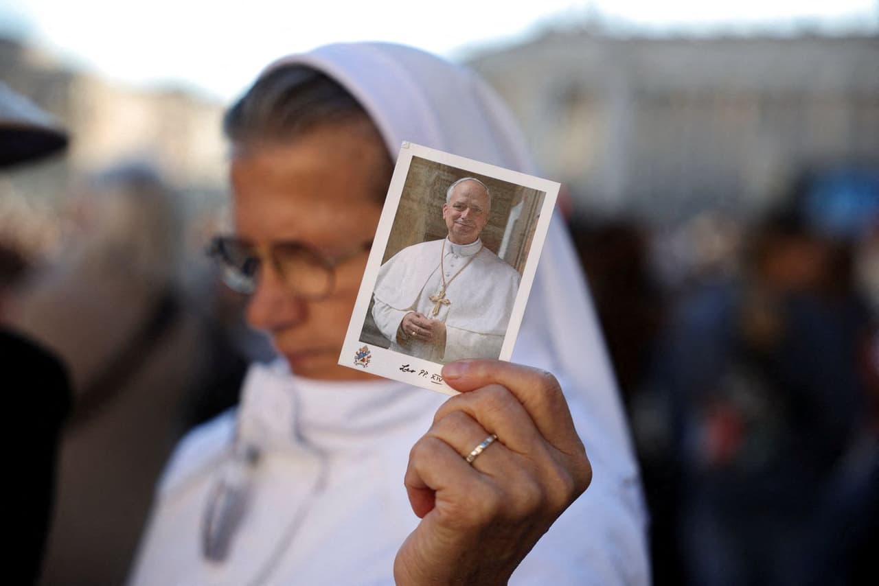 El papa León XIV ha concelebrado una misa en el hospital en donde se recupera