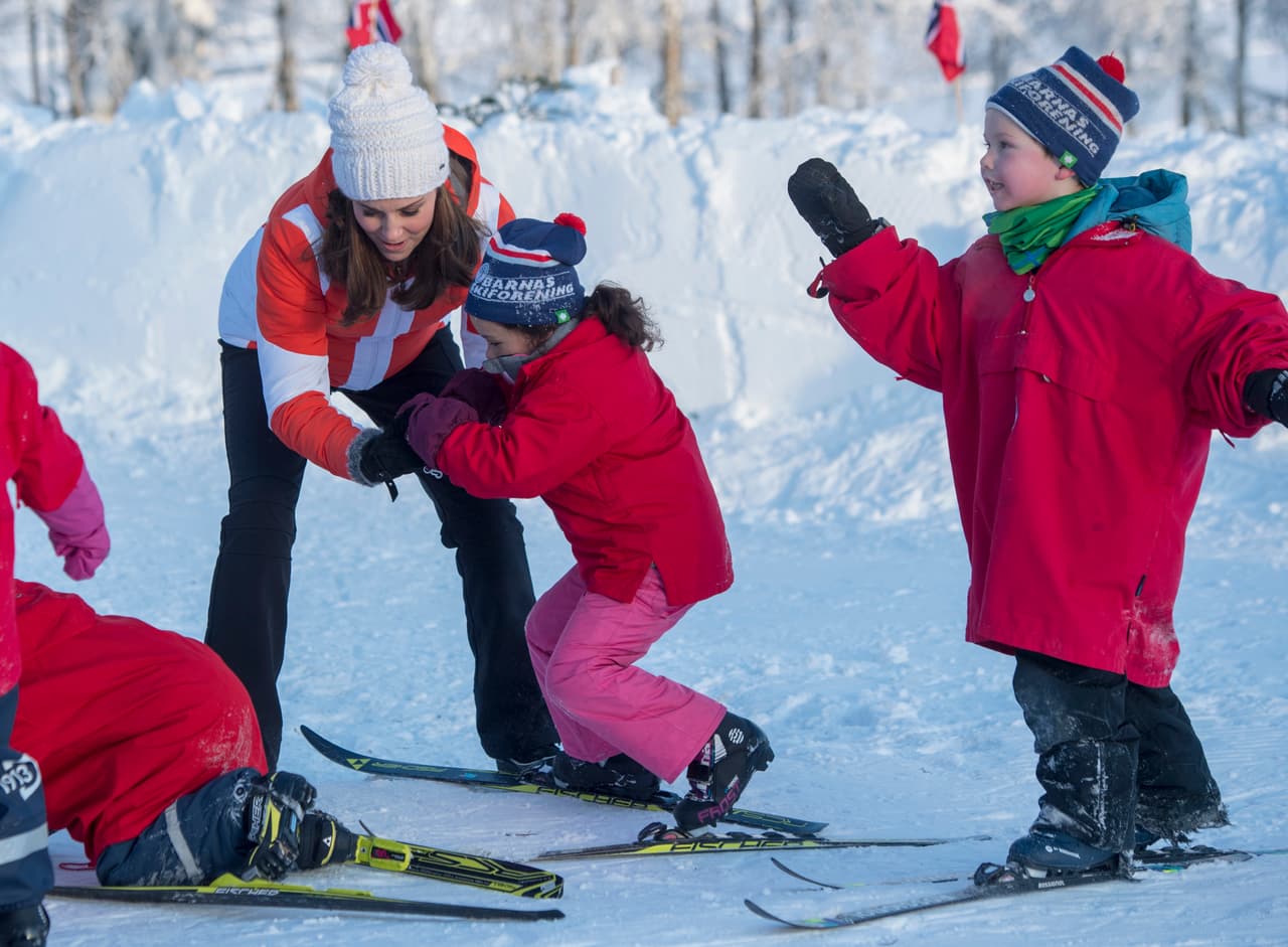 Sin importar que ella pudiera sufrir algún percance, Kate Middleton auxilió a la niña.
<br>