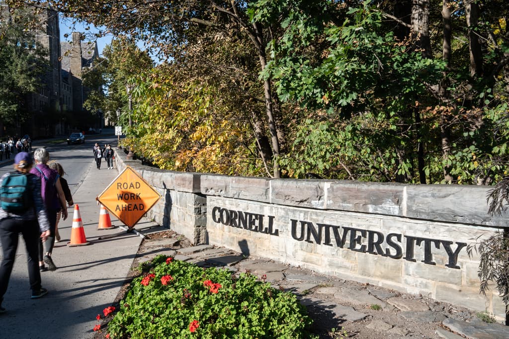Presidente de Cornell admite que sabía de la denuncia de violación grupal, pero no dio seguimiento