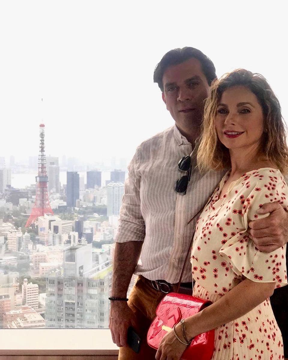 La pareja se casó el 15 de octubre de 2011 en la Hacienda San Agustín en Atlixco, Puebla. De acuerdo con reportes de prensa, el actor reveló que se sentía complacido de que "esta bella mujer, este gran ser humano" hiciera realidad su sueño de casarse.