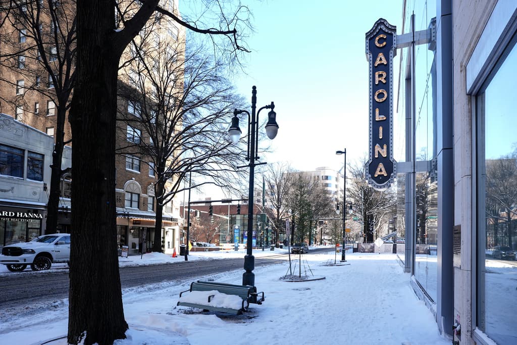 La Patrulla Estatal de Caminos de Carolina del Norte reportó
<b>al menos 750 accidentes de tránsito </b>durante la tormenta invernal.