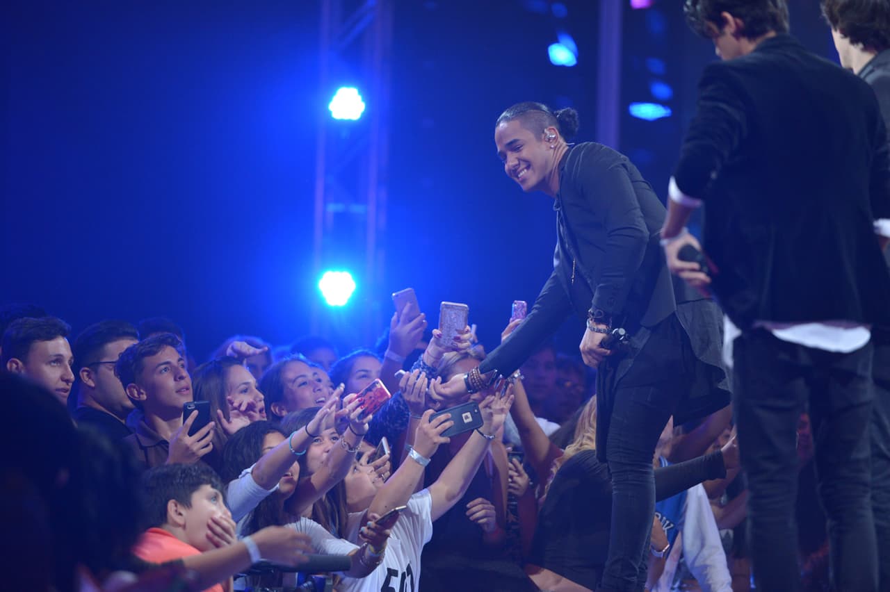 We all love CNCO! Eric, Zabdiel, Christopher, Joel y Richard cantaron sus éxitos "Tan fácil" y "Quisiera", si te perdiste la presentación
<a href="http://www.univision.com/shows/la-banda/cnco-regreso-a-la-banda-y-canto-tan-facil-y-quisiera-video" target="_blank"><b>aquí </b></a>la puedes ver una y otra vez.