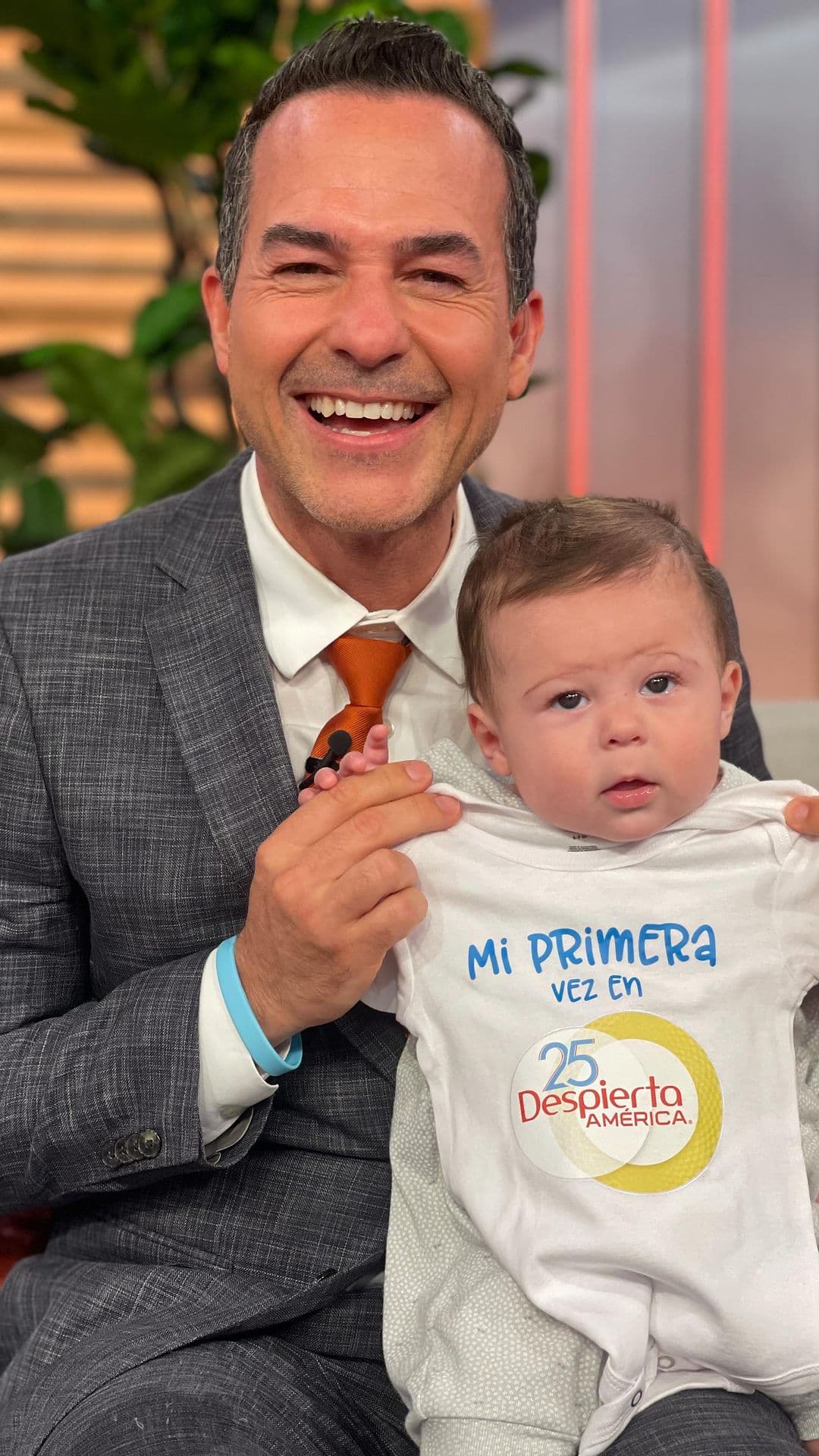 El 17 de marzo, baby León llegó por primera vez a Despierta América en donde sorprendió a todos con su visita.