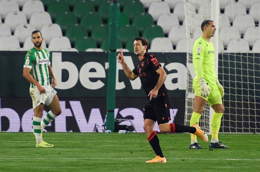Con tres goles y en tiempo extra, el Real Betis deja en el camino a la Real Sociedad y pasan a Cuartos de Final de la Copa del Rey. Con doblete de Sergio Canales y gol de Borja Iglesias, los béticos superan a los blanquiazules. El mexicano Diego Lainez es titular en el encuentro.
