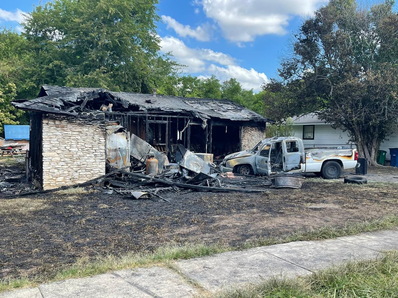 Un perro dentro de la casa murió.